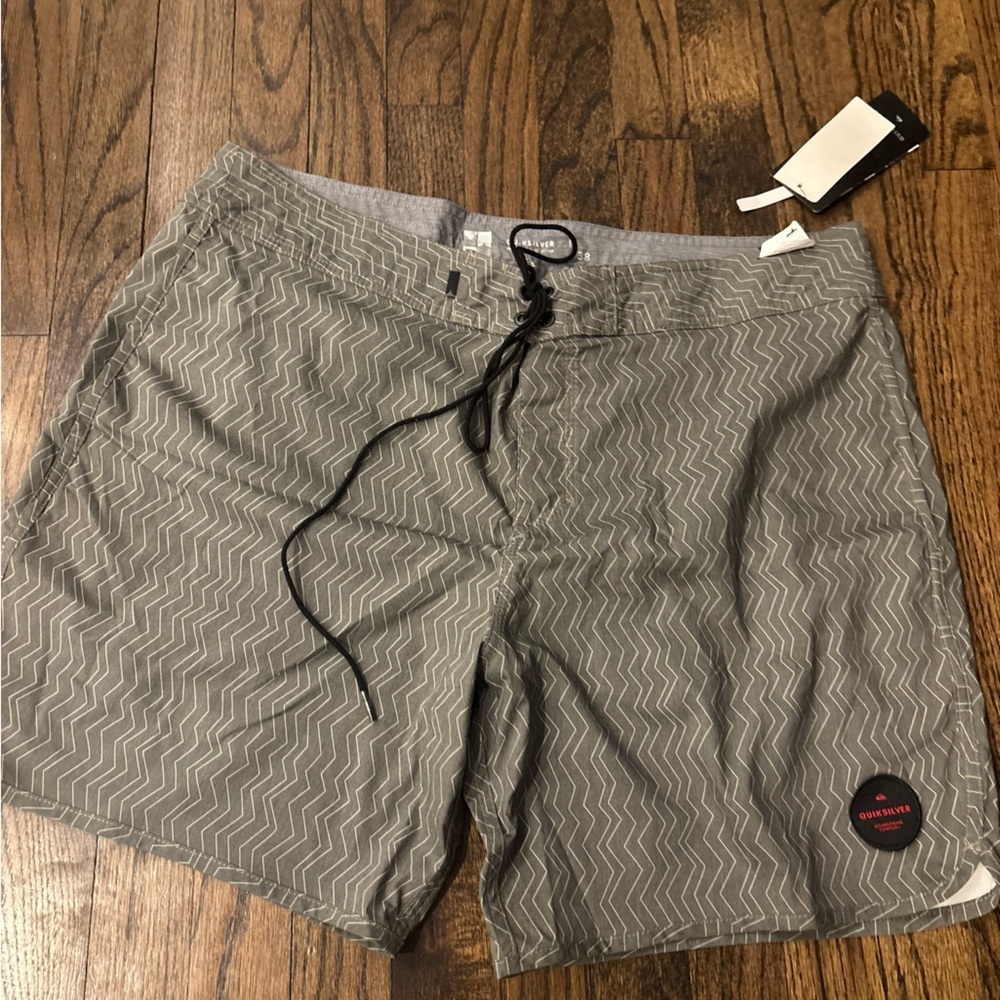 Quiksilver Gray & white herringbone / chevron pattern Board Shorts - size 38x18
